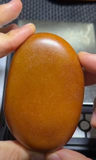 想玩新疆和田玉原石多学多看,有的人他用山料给你染色,做一个好看的艳