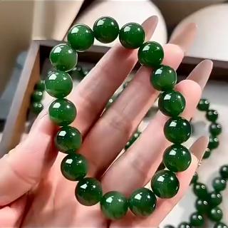 菠菜绿碧玉为何被称作"和田玉中的呼吸色"?🌿